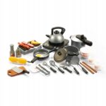 Zestaw miniaturowych akcesoriów kuchennych z patelnią, garnkiem i sztućcami do zabawy dla dzieci.