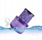 Fioletowy filtr do odkurzacza zanurzony w wodzie, pokazujący jego wodoodporne właściwości.