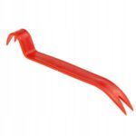 Czerwony plastikowy ściągacz do tapicerki samochodowej, przydatny do demontażu paneli i listew, narzędzie ręczne.