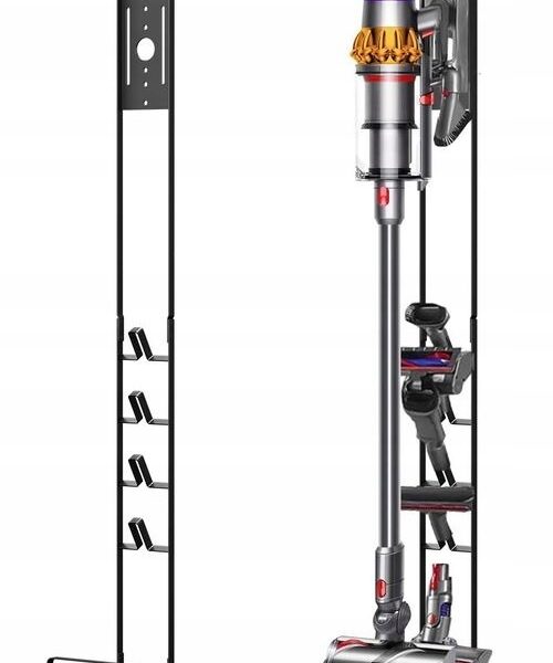Stojak na odkurzacz pionowy z uchwytami na akcesoria, organizacja przestrzeni domowej.