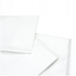 Zbliżenie na białe serwetki z delikatnym przeszyciem na brzegach na białym tle.