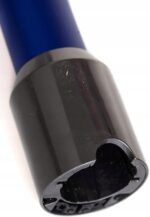 Rura z tworzywa sztucznego, czarna i niebieska, z precyzyjnie wyprofilowanym zakończeniem, widok z bliska.