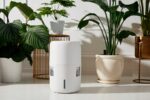 Nowoczesny odświeżacz powietrza w otoczeniu zielonych roślin doniczkowych, zapewniający świeże i zdrowe powietrze w domu.