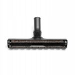 Czarna końcówka do odkurzacza z włosiem, do skutecznego czyszczenia podłóg i dywanów, na białym tle.