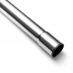 Chromowana rura stalowa, odcinek zbieżny, na białym tle. Idealna do motoryzacji i zastosowań przemysłowych.