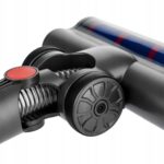 Głowica ssąca odkurzacza z obrotowym wałkiem i gumowymi kółkami, widok z bliska. Idealna do skutecznego czyszczenia.