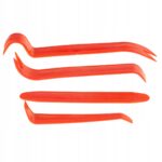 Czerwone plastikowe narzędzia do demontażu tapicerki samochodowej, zestaw czterech elementów.