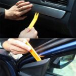 Narzędzie do demontażu plastikowych elementów wnętrza auta, praktyczne i bezpieczne dla powierzchni.