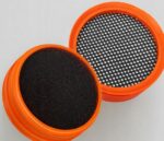 Pomarańczowy pojemnik z czarną gąbką i sitkiem. Idealny do ochrony i organizacji drobnych przedmiotów.