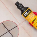 Płyn do czyszczenia fug na tle podłogi. Produkt marki ERLA, skuteczny w usuwaniu brudu z fug pomiędzy płytkami.