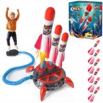 Dziecko bawiące się zestawem do wystrzeliwania rakietek z pompą - zabawka edukacyjna i rozrywkowa.