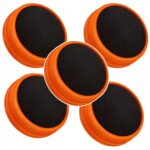 Pięć pomarańczowych padów polerskich z czarną powierzchnią do czyszczenia i pielęgnacji lakieru samochodowego.