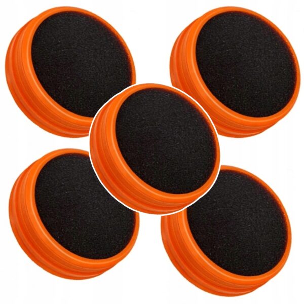 Pięć pomarańczowych padów polerskich z czarną powierzchnią do czyszczenia i pielęgnacji lakieru samochodowego.