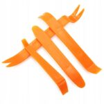 Pomarańczowy zestaw narzędzi do demontażu tapicerki samochodowej, cztery sztuki.