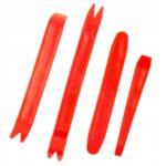 Czerwone plastikowe narzędzia do demontażu tapicerki samochodowej, zestaw czterech elementów.