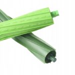 Zielony wałek z tworzywa o rzeźbionej powierzchni, widziany z bliska, pokazujący detale struktury.