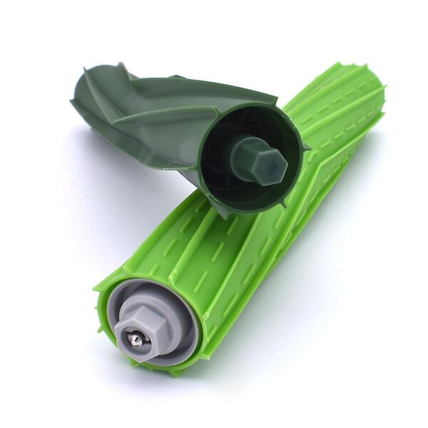 Zielone szczotki do robota sprzątającego na białym tle, zbliżenie na szczegóły konstrukcji.
