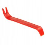 Czerwone narzędzie do demontażu plastikowych paneli samochodowych, idealne do usuwania klipsów bez uszkodzeń.