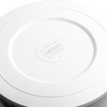 Tył białego talerza z etykietą RFID, zawierającą instrukcję, by jej nie usuwać.