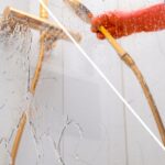 Przed i po czyszczeniu szyby prysznicowej, efektywne usuwanie osadów wodnych i brudu.