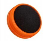 Pomarańczowa gąbka polerska z czarną powierzchnią ścierną, używana do autodetailingu i polerowania karoserii samochodowej.