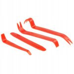 Czerwony zestaw plastikowych narzędzi do demontażu tapicerki i elementów wnętrza samochodów.