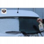 Preparat K2 Alaska Max usuwa lód z szyby samochodu, zapewniając skuteczne odlodzenie zimą.