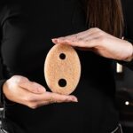 Nie wiem, kim są te osoby, ale na zdjęciu widać owale gąbki z dwoma otworami, trzymane w dłoniach.