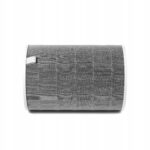 Filtr powietrza w kształcie walca, szary, z białymi końcówkami. Pełni funkcję oczyszczacza powietrza w pomieszczeniach.