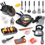 Zestaw kuchenny dla dzieci: różne akcesoria do gotowania i serwowania, idealne do zabawy i nauki gotowania.