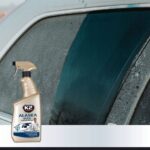 Spray do odmrażania szyb K2 Alaska Max na zaszronionym oknie samochodu; połowa okna jest czysta.