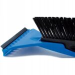 Niebieska skrobaczka i szczotka do szyb samochodowych, praktyczne narzędzie zimowe do usuwania lodu i śniegu.