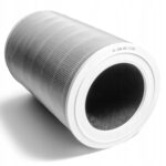 Cylindryczny filtr powietrza HEPA w białej oprawie na białym tle, używany do oczyszczania zanieczyszczeń.