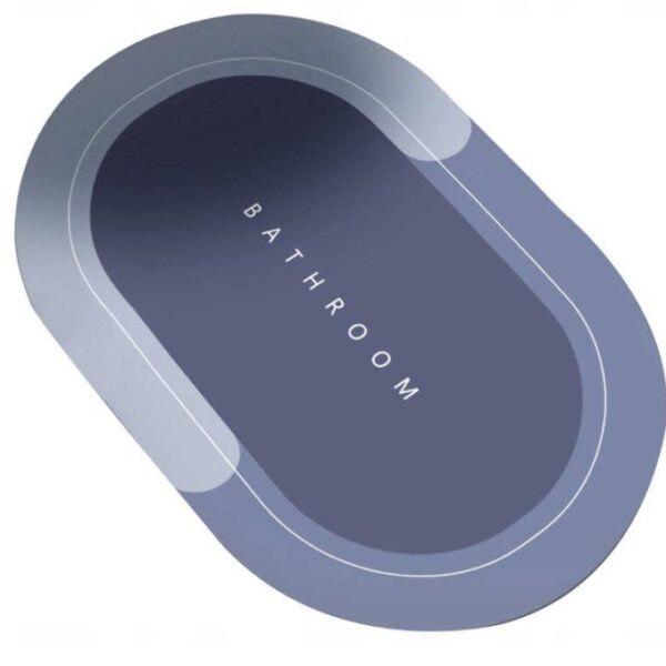 Niebieski dywanik kąpielowy o opływowym kształcie z napisem BATHROOM na środku. Idealny do łazienki.