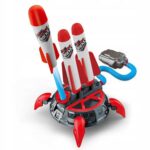 Zabawka rakietowa dla dzieci z wyrzutnią powietrzną, cztery rakiety na podstawce, kolorowy design. Idealna do zabawy na świeżym powietrzu.