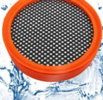 Okrągły filtr z siateczką w pomarańczowej ramce na tle wody, używany w systemach filtracyjnych.
