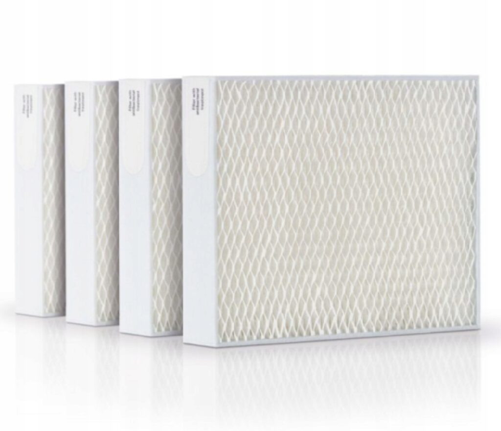 Cztery białe filtry do nawilżacza powietrza w rzędzie na białym tle, skuteczna filtracja zanieczyszczeń.