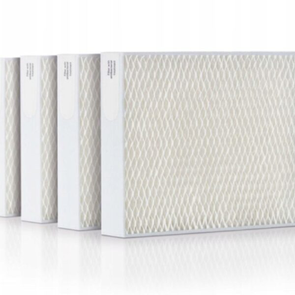 Cztery białe filtry do nawilżacza powietrza w rzędzie na białym tle, skuteczna filtracja zanieczyszczeń.