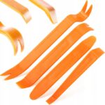 Zestaw pomarańczowych plastikowych narzędzi do demontażu tapicerki samochodowej, ergonomiczny i wielofunkcyjny.