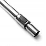 Metalowa rura odkurzacza z przyciskiem regulacji długości na białym tle, nowoczesny design.