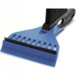 Niebieska skrobaczka do szyb z czarną rączką, idealna do usuwania lodu z szyb samochodowych w zimie.