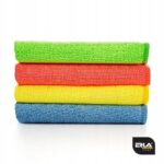 Cztery kolorowe ręczniki z mikrofibry ułożone w stos: zielony, czerwony, żółty i niebieski. Idealne do sprzątania.